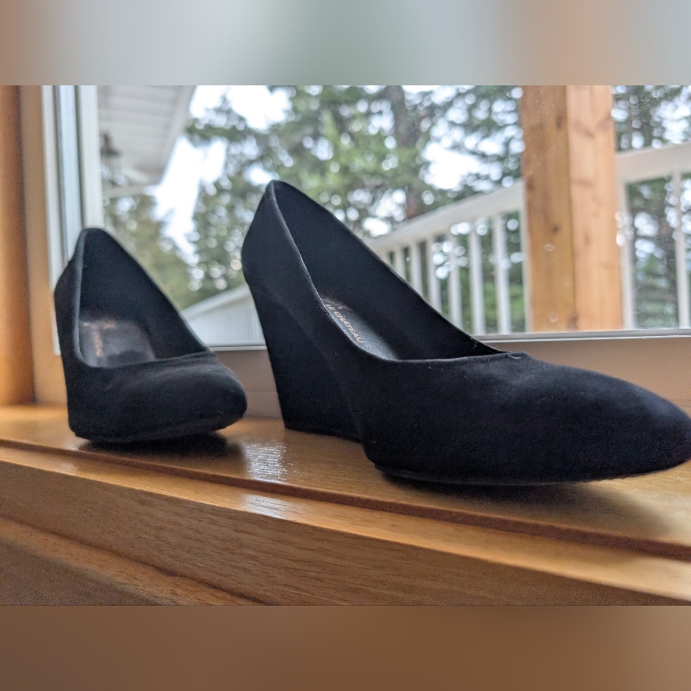 Le Chateau Classic Black Wedges - Picture 2 of 7
